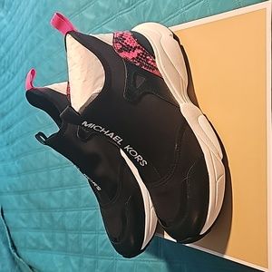 MICHAEL KORS >>  NIB size 9